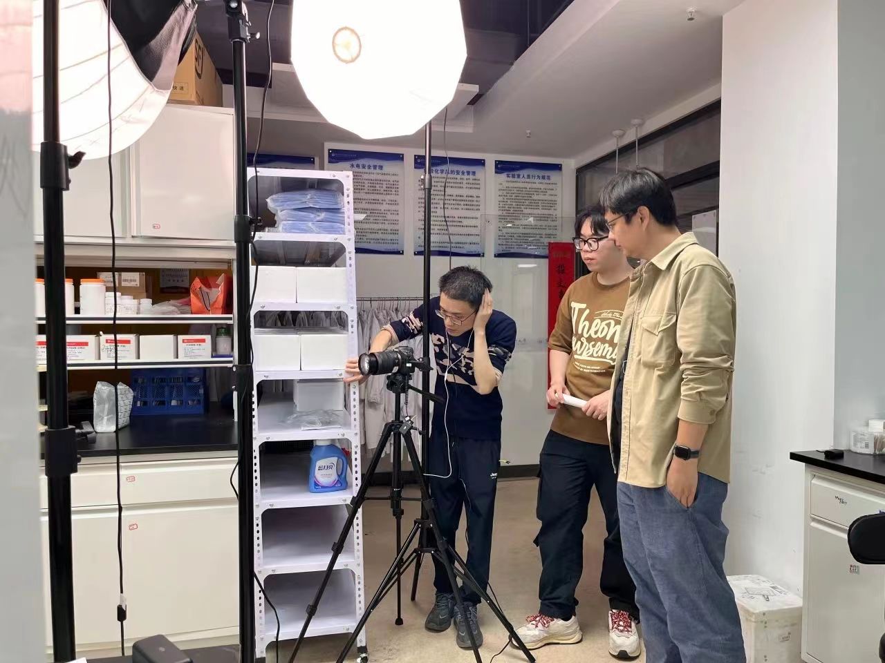 用镜头着力呈现当代青年在中国式现代化建设各领域各方面青春接力,挺