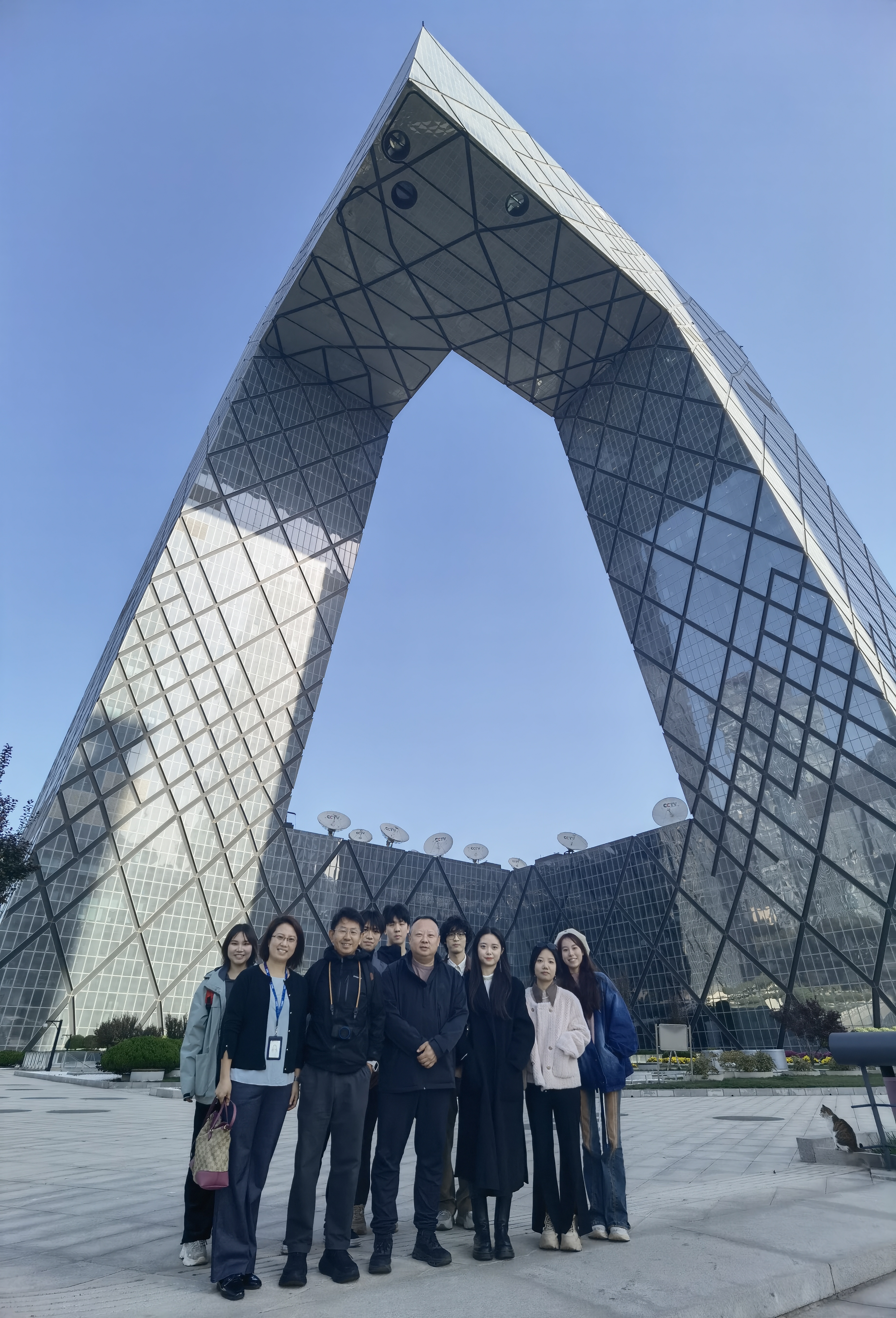 首页>新闻与通告>正文在央视编导关宏怡,王嘉琳,龙朵等多位校友的带领